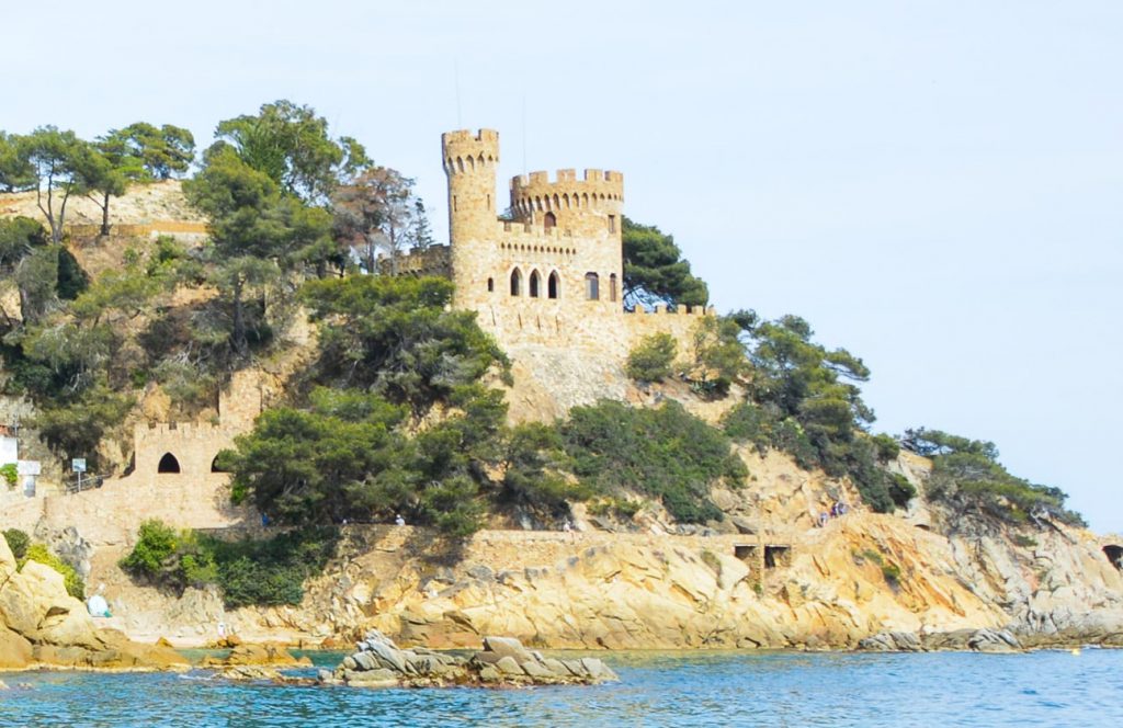 El castillo d'en Plaja se puede apreciar desde el Camino de Ronda que bordea la costa
