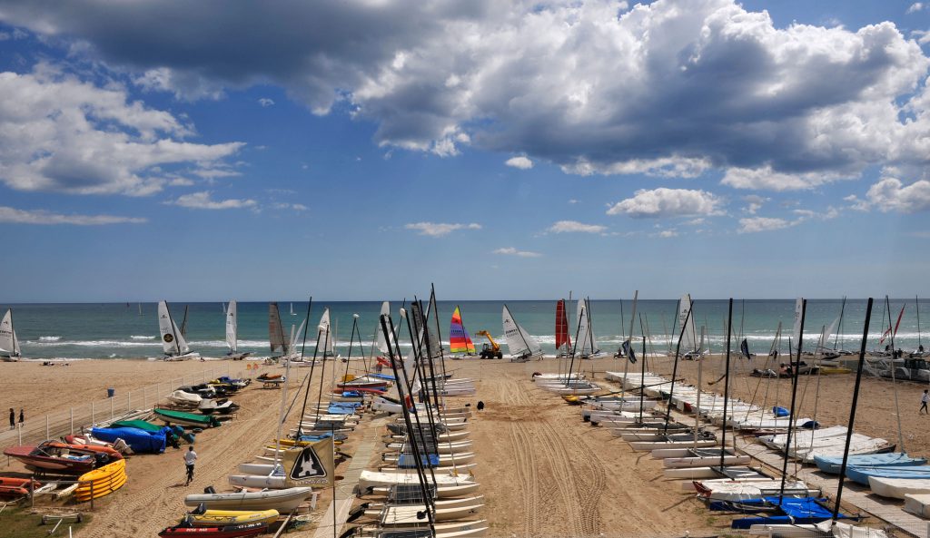 The apartment rental in Castelldefels allows you to enjoy water sports